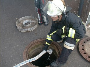 Die Behebung von Kanalverstopfungen gehrt hufig zum Aufgabengebiet der rtlichen Feuerwehren.