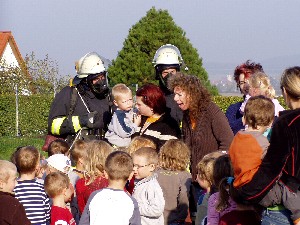 Erstaunt betrachteten die Kinder die Feuerwehrmnner - ausgerstet mit schweren Atemschutz