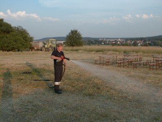 Stellv. Kommandant Klaus Haas beim Bewssern der umliegenden Flche mit dem Schnellangriff des Fahrzeugs LF 16/12.